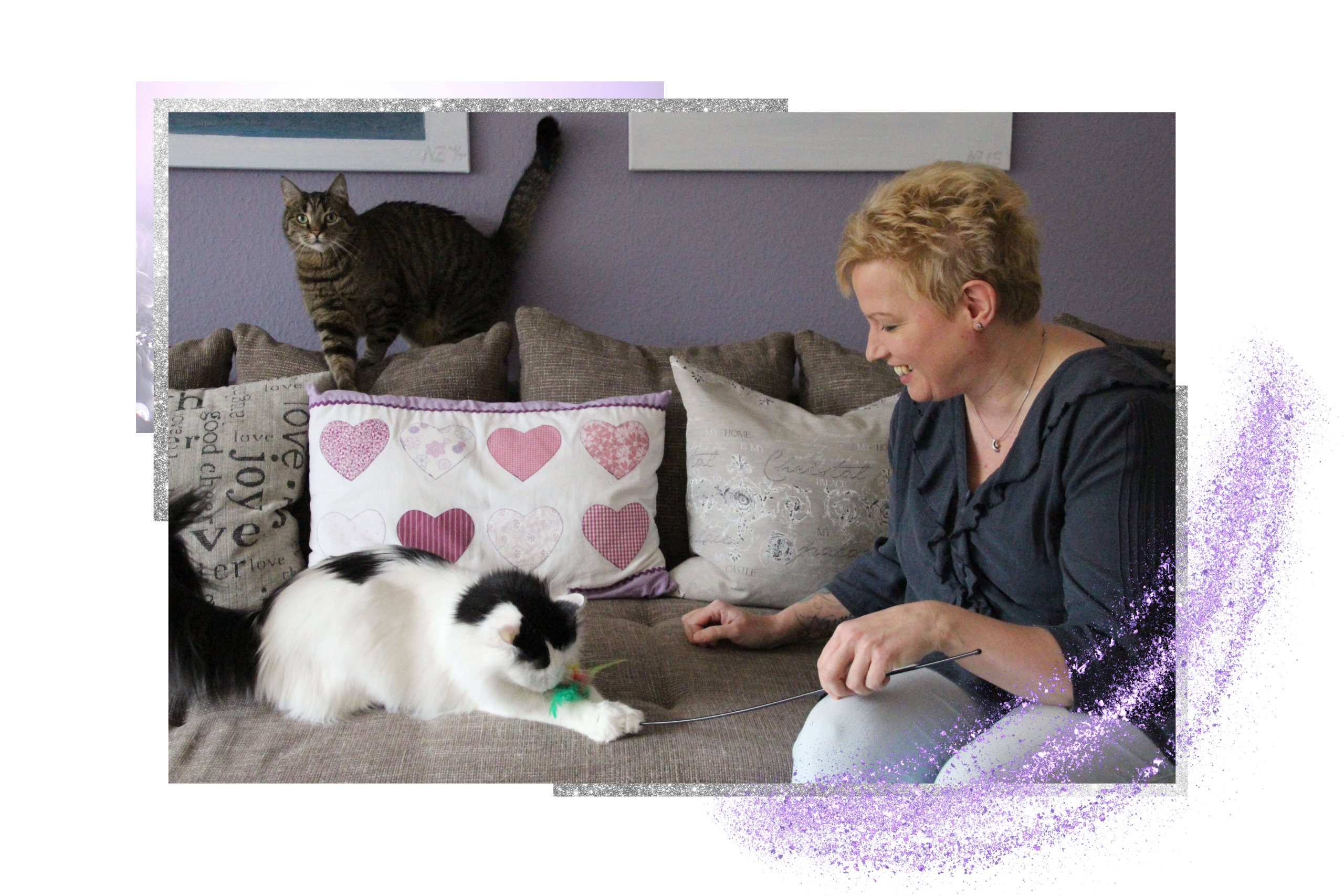 Spielen darf auch sein: Nicole im Dialog mit ihren beiden Katzen